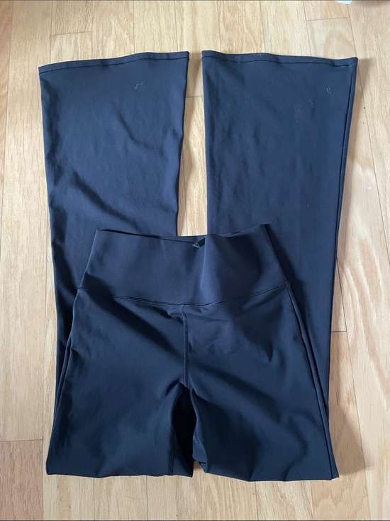 Vuori Pants - Vuori Black High-Rise Flare Workout Leggings size small